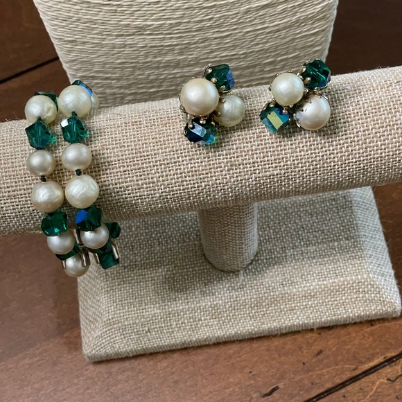 Vintage Jewelry Set by Vogue - Picture 3 of 11